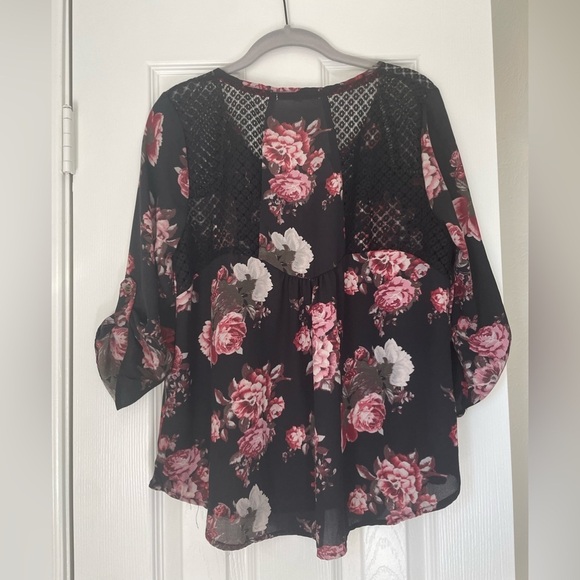 Rewind 3/4 sleeve blouse. Size medium. Rose patterned - Picture 3 of 4